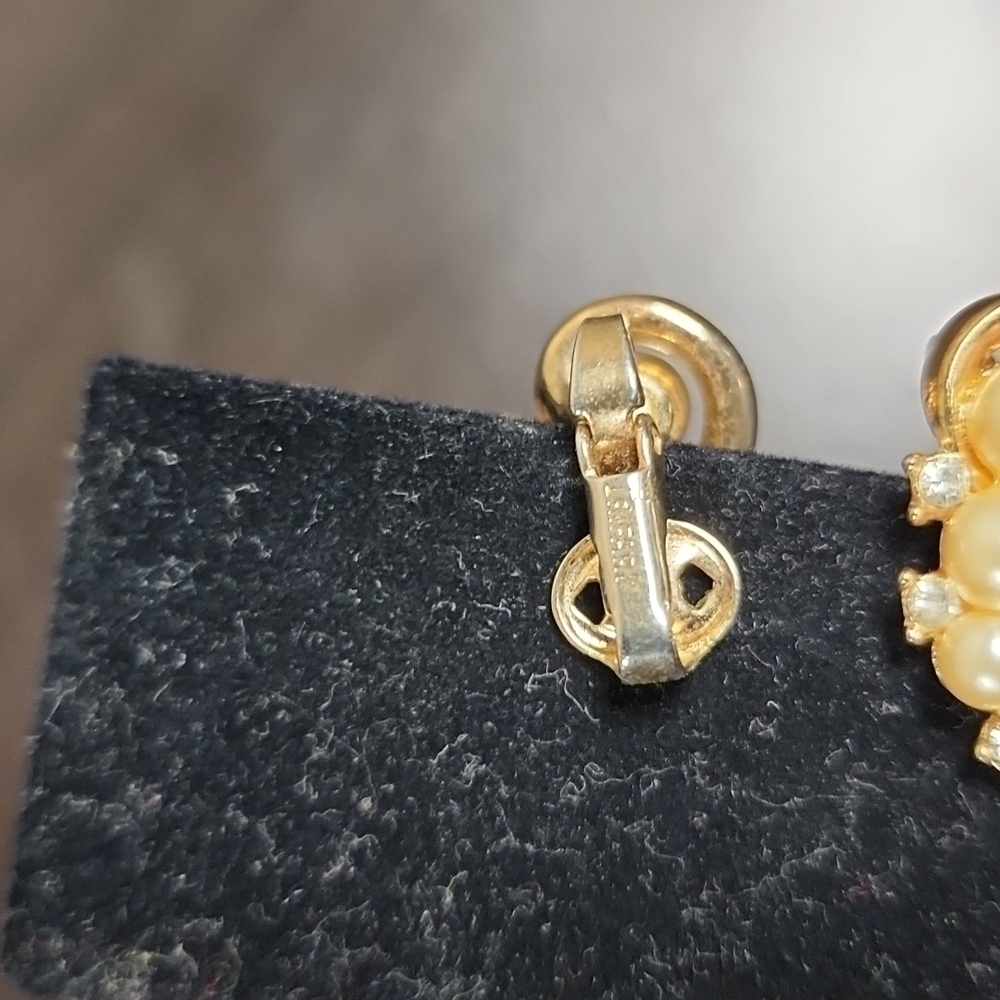 Vintage Trifari Clip On Earrings - Picture 2 of 4